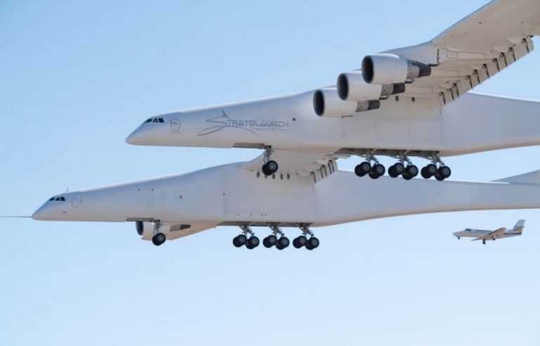 Самолет Stratolaunch Roc в действии во время испытаний