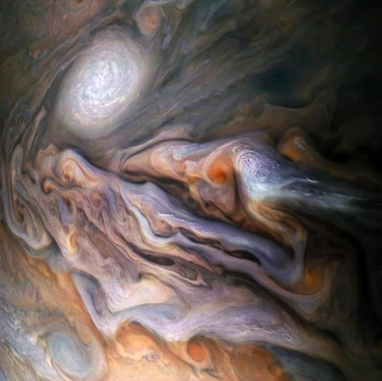 Множество кружащихся облаков в динамичном северном умеренном поясе Юпитера запечатлено на этом снимке, сделанном космическим аппаратом «Юнона.