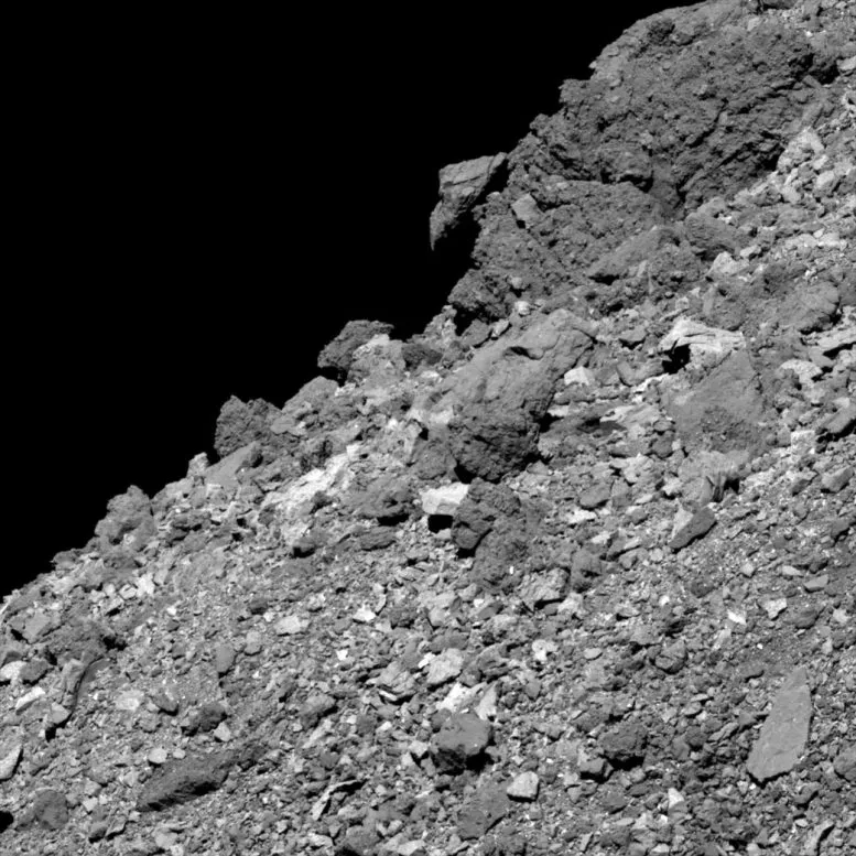 На этом изображении показана покрытая валунами поверхность астероида Бенну