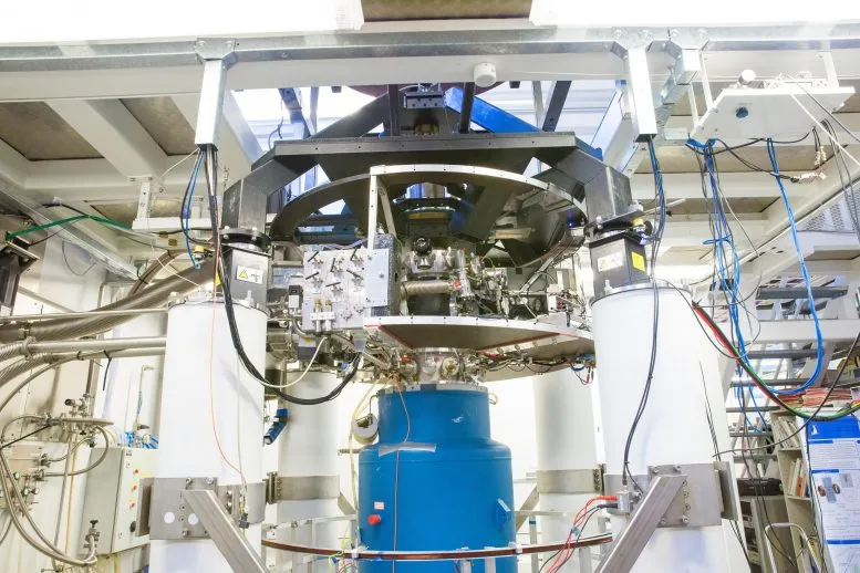 Исследователи охладили сверхтекучий гелий-3 почти до абсолютного нуля (минус 273,15°C) внутри этой вращающейся камеры-холодильника, где были созданы и соединены два кристалла времени. 