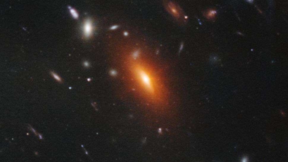 Оранжевые эллиптические галактики, подобные этой, состоят преимущественно из старых умирающих звезд.