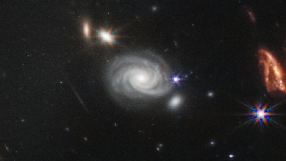 Идеальная спиральная галактика вращается в стороне от центрального скопления галактик. 