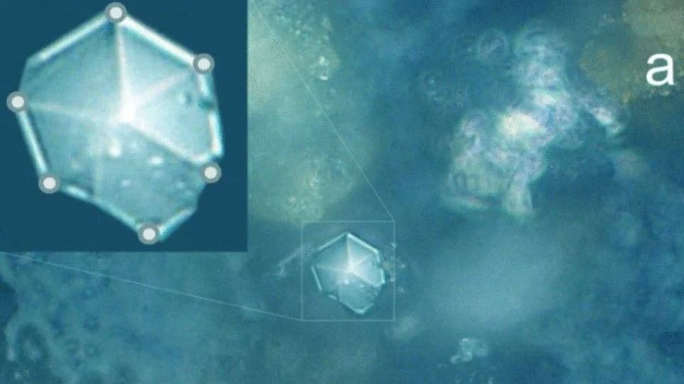 Ученые нашли экзотические кристаллы углерода в Челябинском метеорите