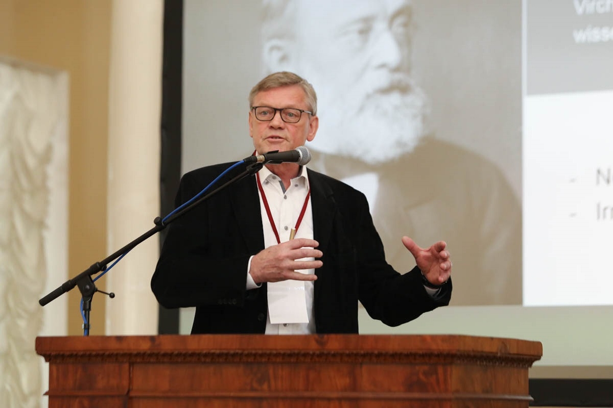 Аксель Хаверих выступает в СПбГУ в 2019 году перед молодыми исследователями