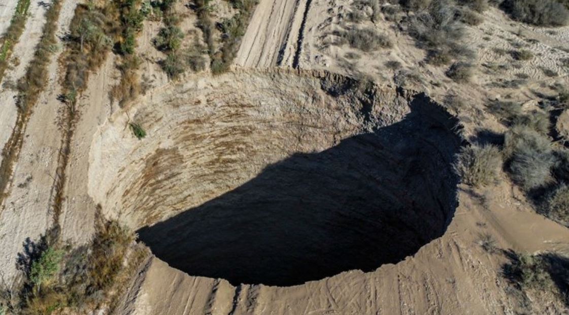 Огромная воронка появилась в Чили, в пустыне Атакама