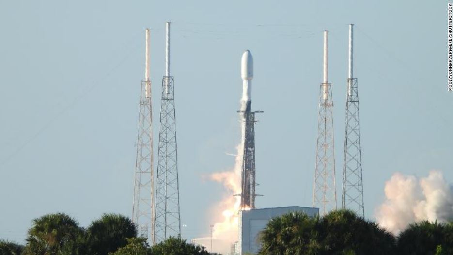 Ракета SpaceX Falcon 9 с первым южнокорейским лунным орбитальным аппаратом, известным как Danuri.