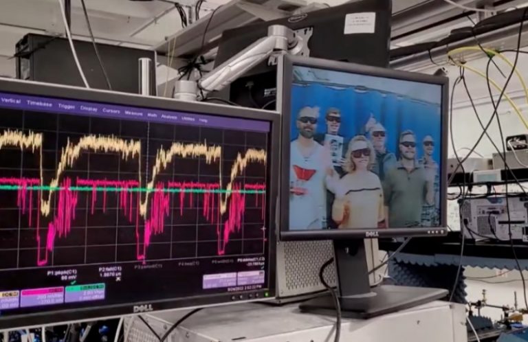 Команда NIST демонстрирует свою установку Atomic TV в прямом эфире