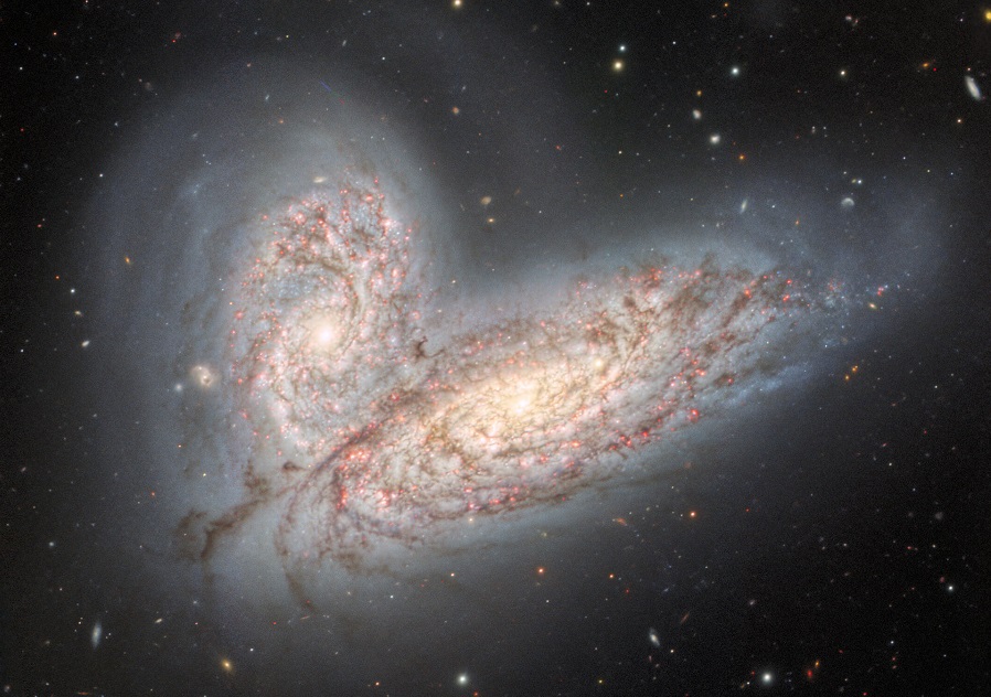 На этом изображении, полученном телескопом Gemini North, показана пара взаимодействующих спиральных галактик: NGC 4568 (внизу) и NGC 4567 (вверху).