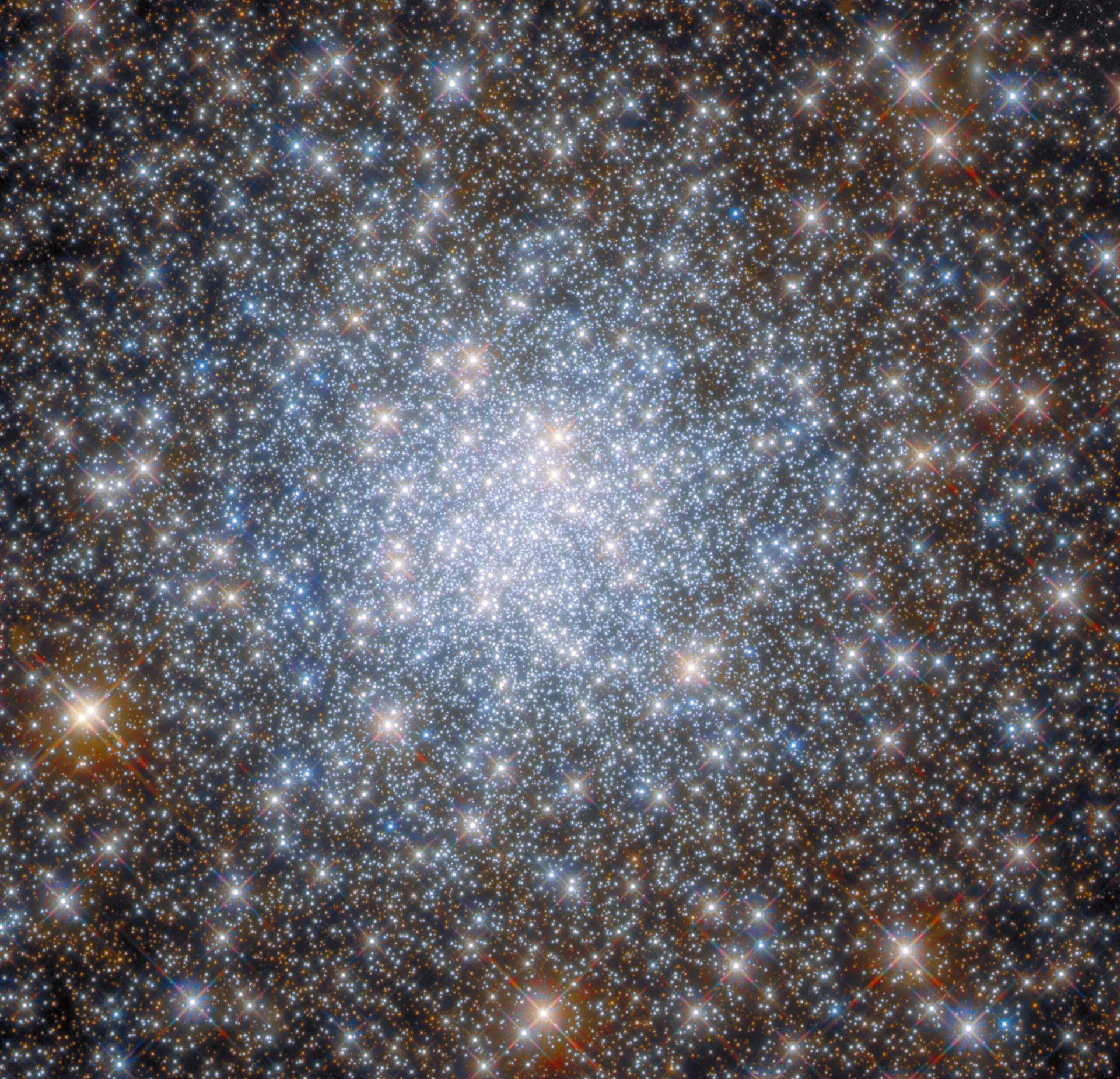 На этом изображении Хаббла показано шаровое скопление NGC 6638, богатое металлами.
