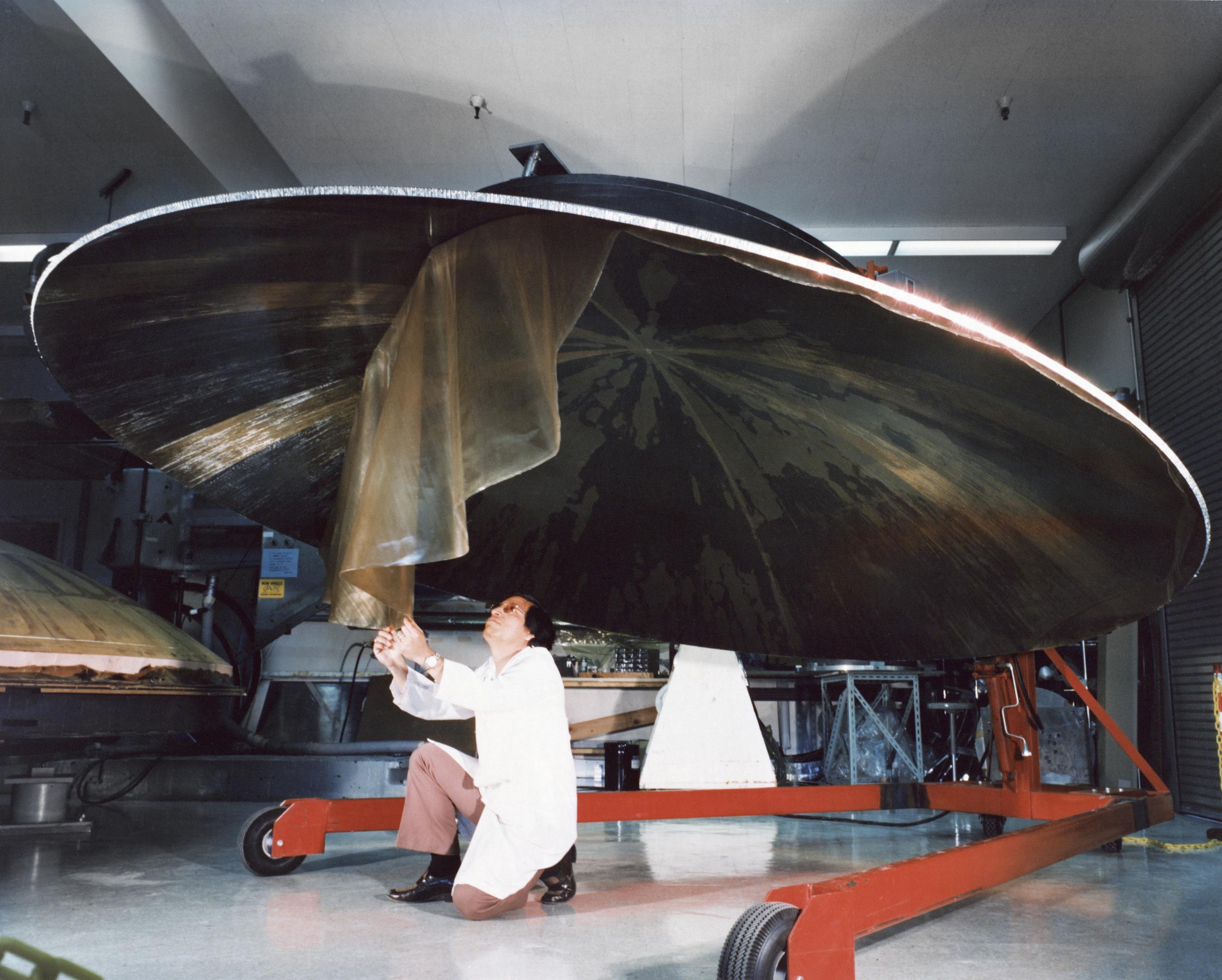На этом архивном снимке изображен инженер, работающий над созданием большой антенны "Вояджер" в форме тарелки с высоким коэффициентом усиления. 