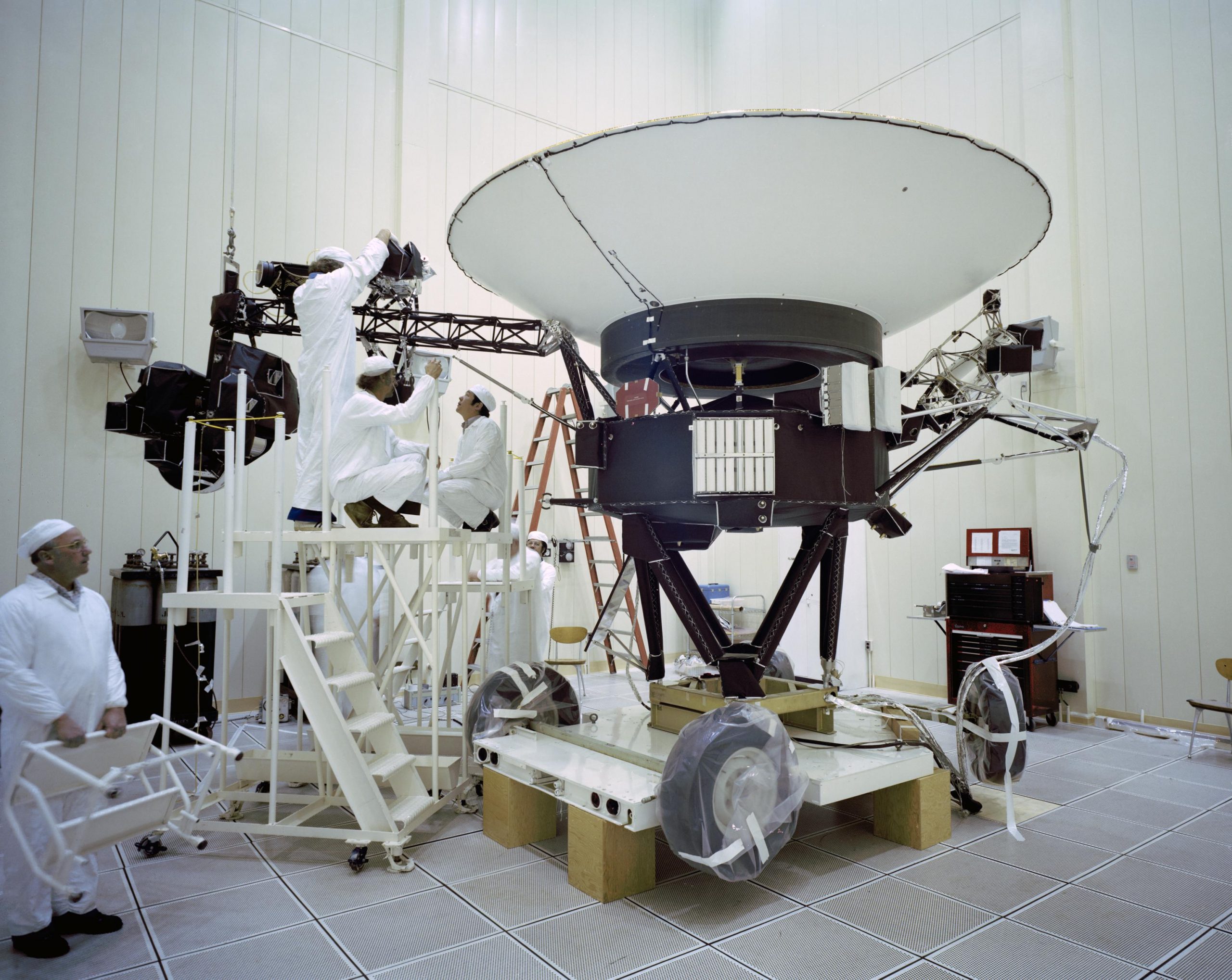 На этой архивной фотографии показаны инженеры, работающие над космическим кораблем НАСА «Вояджер-2» 23 марта 1977 года.