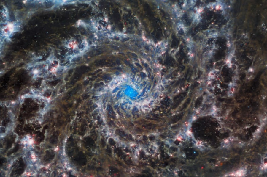 Взгляд Джеймса Уэбба на галактику M74.