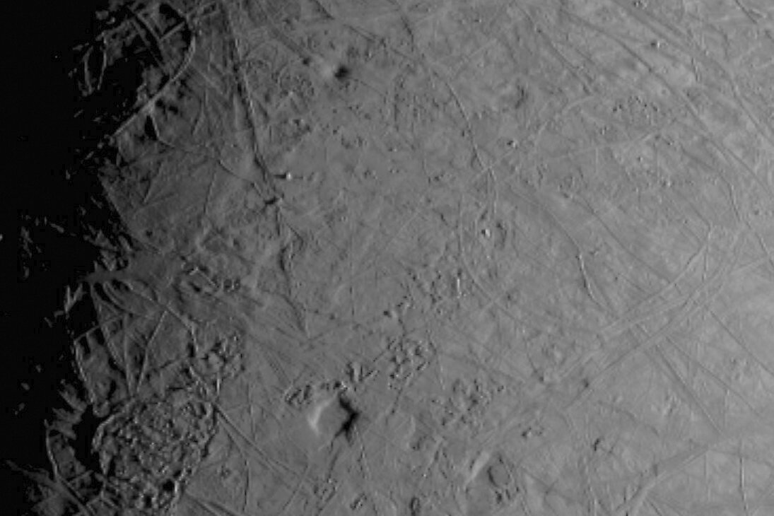 Космический аппарат «Юнона» поделился первым изображением спутника Юпитера Европы
