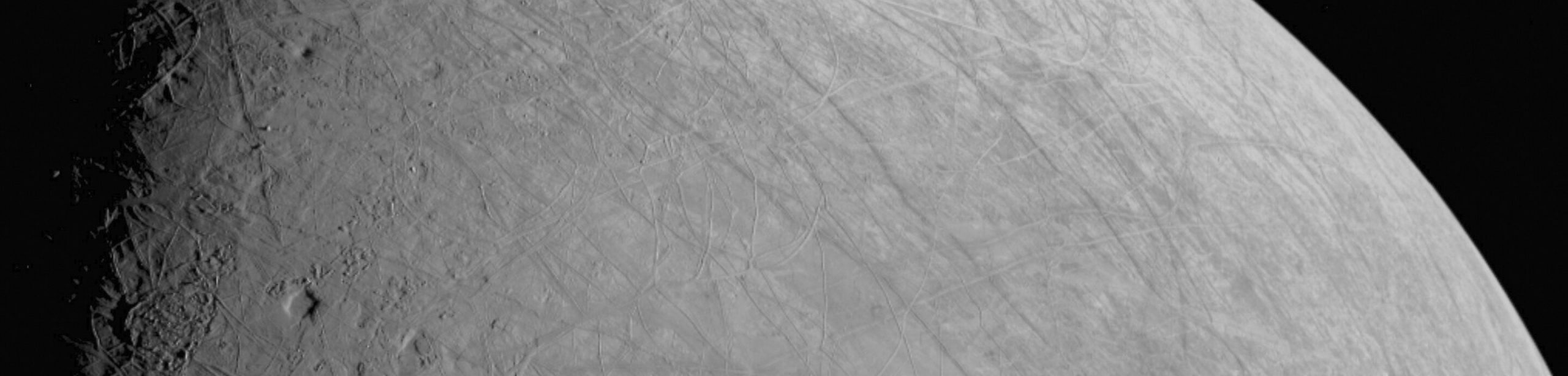 Сложная, покрытая льдом поверхность спутника Юпитера Европы была запечатлена космическим аппаратом «Юнона» во время пролета 29 сентября 2022 года