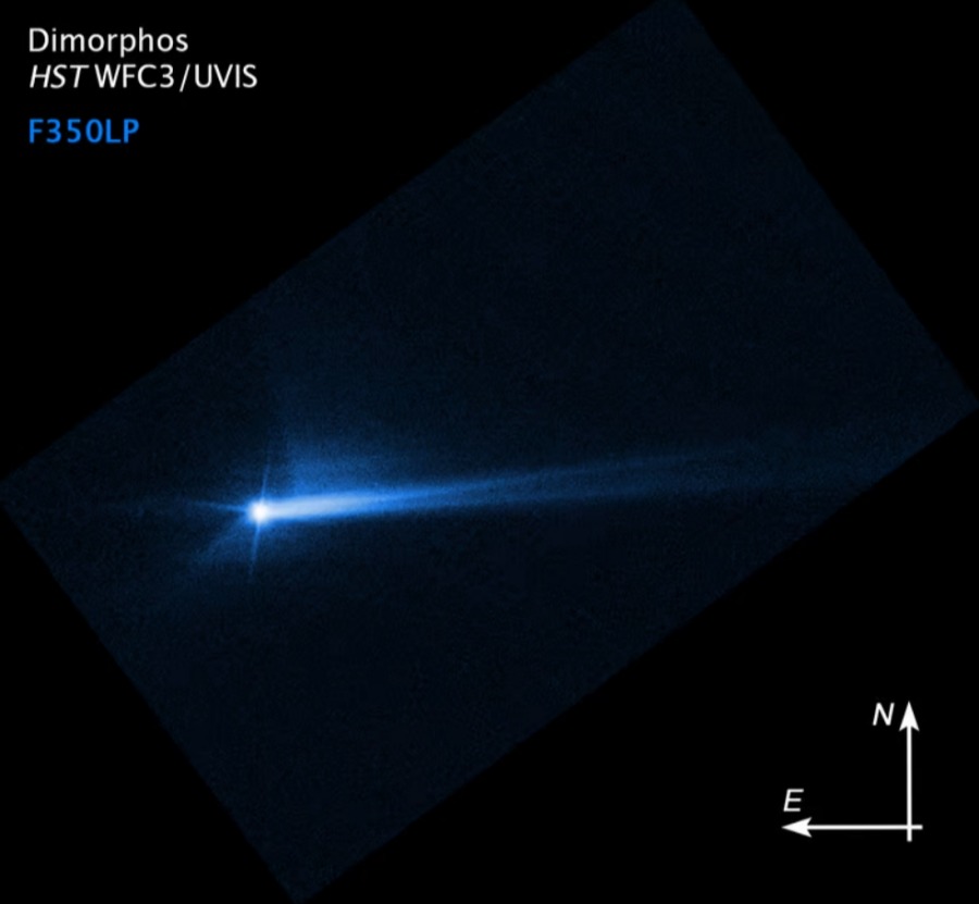 Изображение, полученное космическим телескопом Хаббл, показывает обломки, выброшенные с поверхности астероида Диморфос после удара.