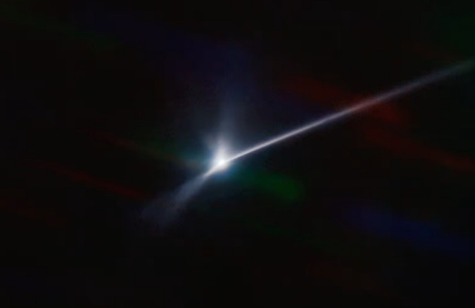 Изображение, полученное телескопом SOAR, на котором запечатлен хвост длиной 10 000 км, выросший за системой Didymos после столкновения с зондом DART.