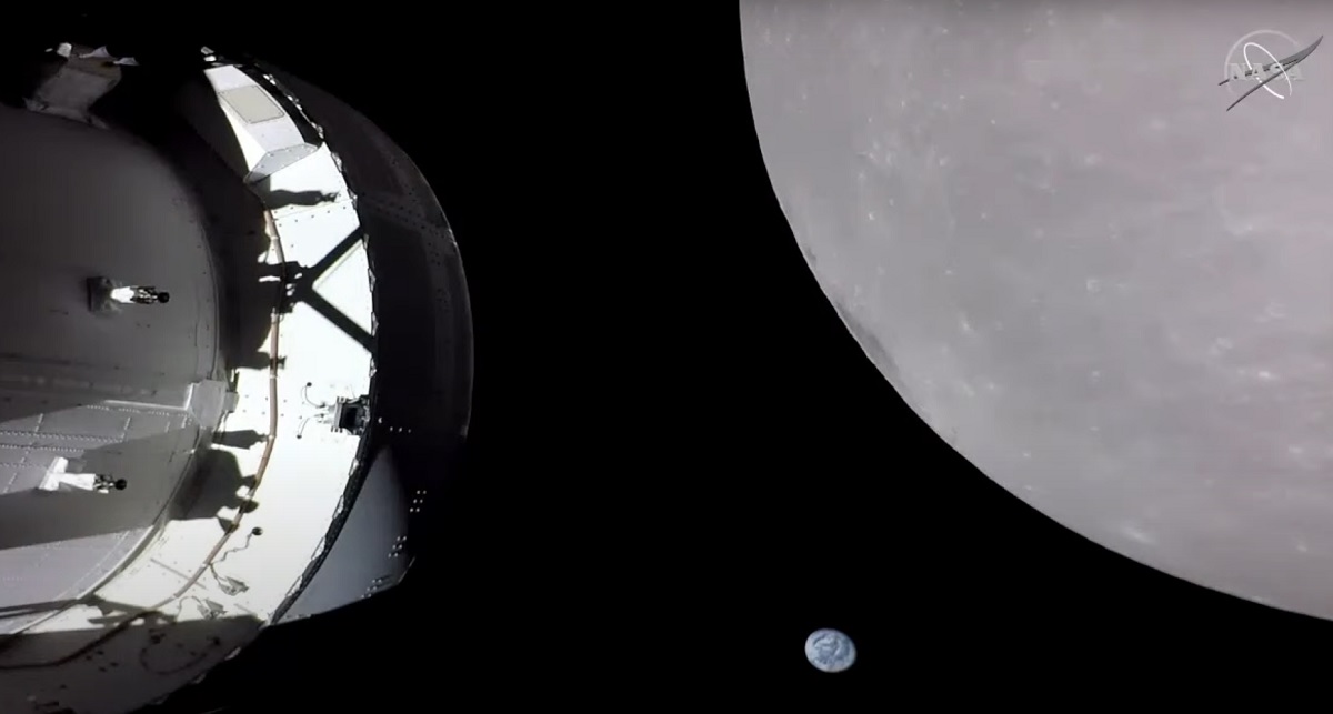 Космический корабль Орион успешно завершил облет Луны