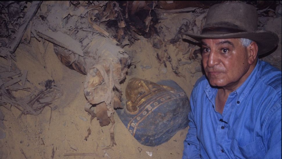 Египтолог Захи Хавасс и одна из мумий, обнаруженных в Саккаре 
