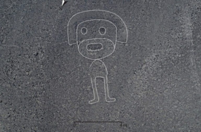 Недавно вновь обнаруженный геоглиф гуманоидной фигуры в пустыне Наска в Перу.