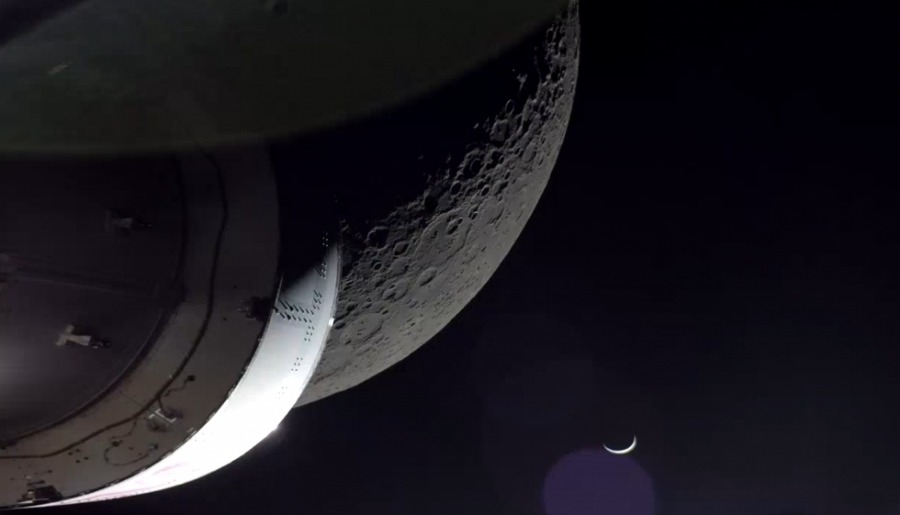 Космический корабль Орион готовится к посадке после близкого пролета Луны