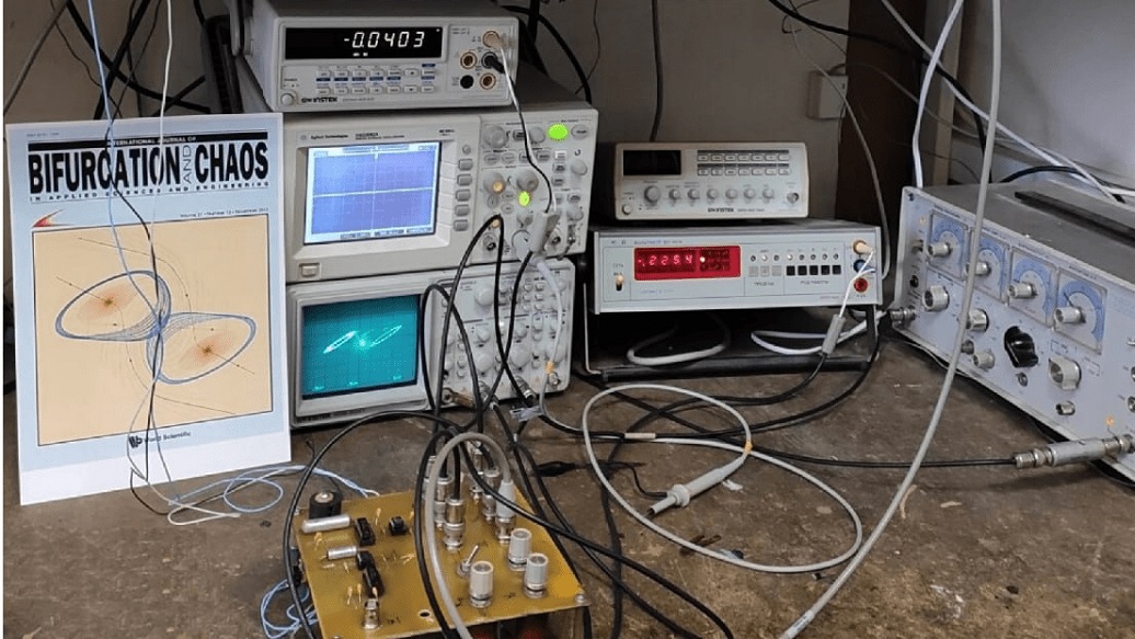 Фотография экспериментальной лабораторной модели обнаружения скрытых аттракторов в электроцепи Чуа