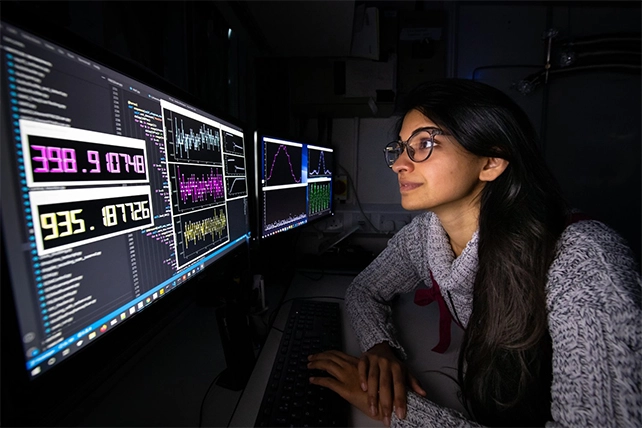 Исследователь Мариам Ахтар у панели управления квантовым компьютером