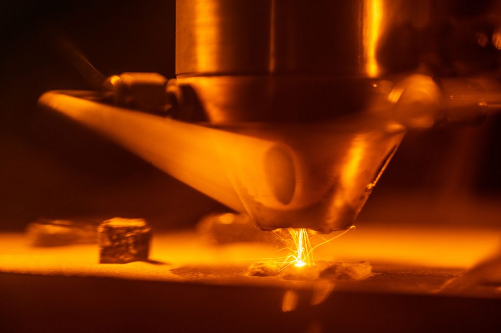 Новый процесс 3D-печати объединяет металлические элементы, сплавляя их вместе в новый суперсплав с необычными свойствами.