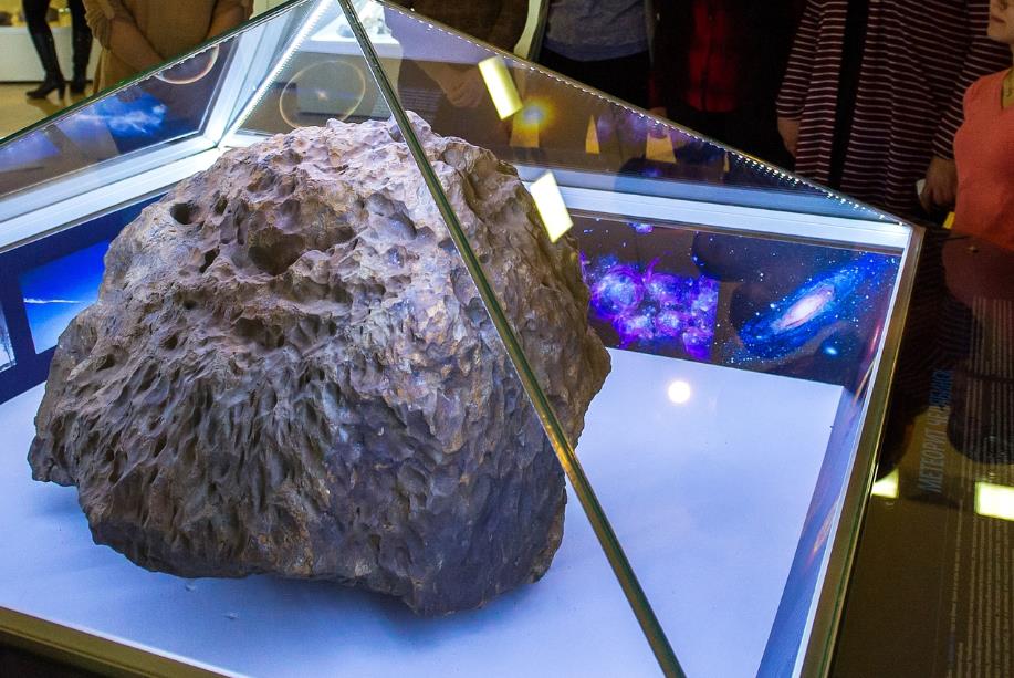 Фрагмент Челябинского метеорита.