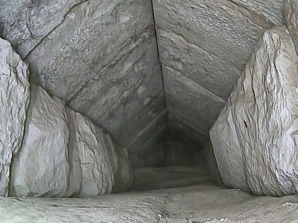 Археологи нашли скрытую комнату в пирамиде Хеопса в Гизе
