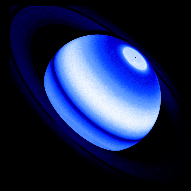 На этом составном изображении показана выпуклость Сатурна Лайман-альфа, выброс водорода, который является постоянным и неожиданным избытком, обнаруженным тремя различными миссиями НАСА