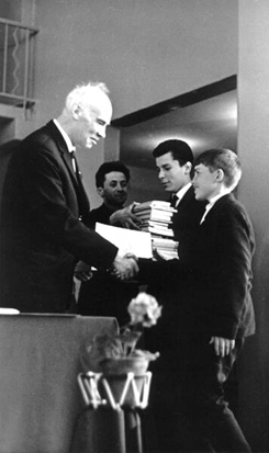 Председатель жюри Всесоюзной олимпиады юных физиков И. К. Кикоин вручает награду ученику 7 класса Александру Клопову, занявшему 2 место. 1967 г