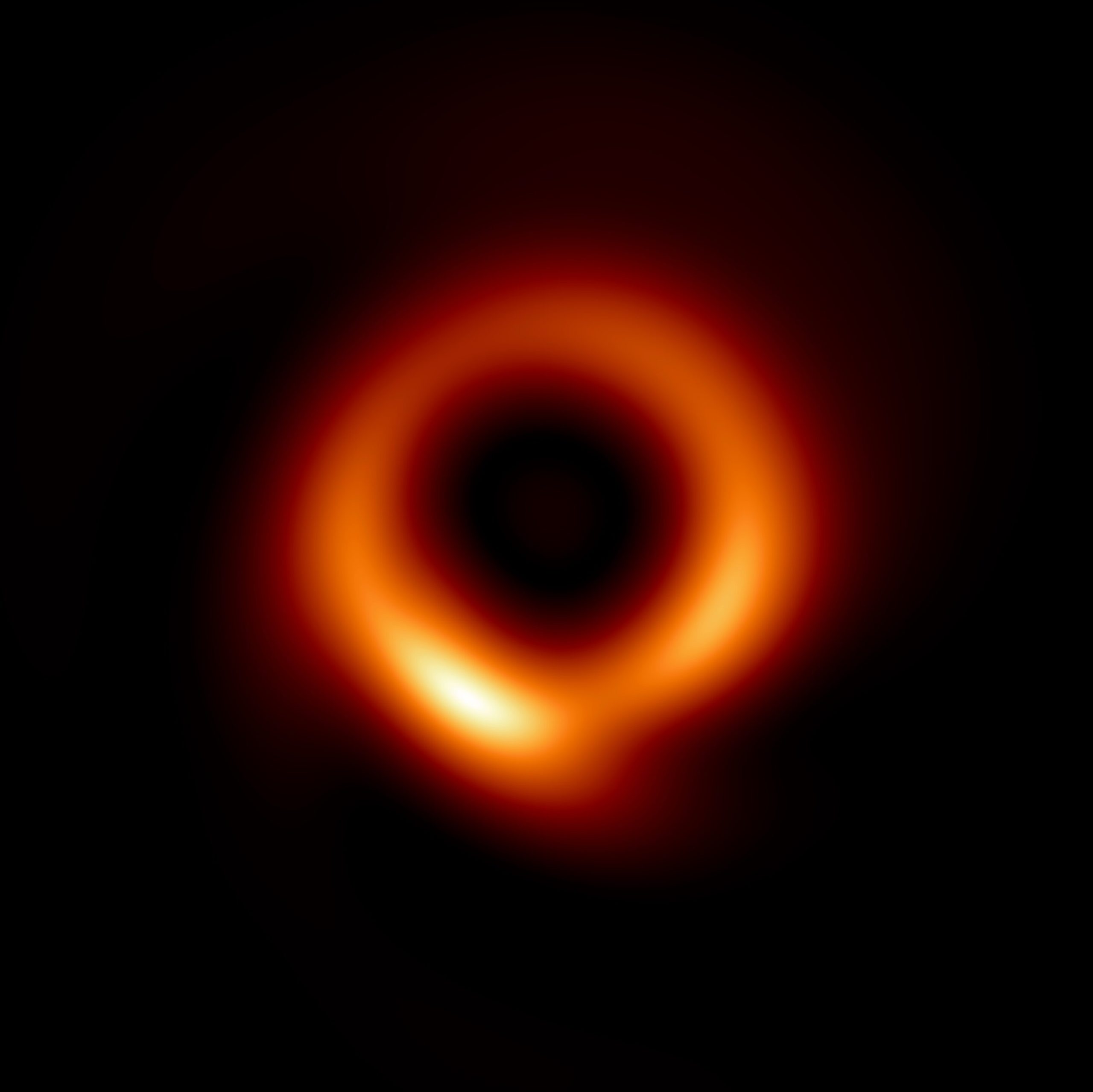 Новое изображение сверхмассивной черной дыры M87, созданное алгоритмом PRIMO с использованием данных EHT 2017 года.