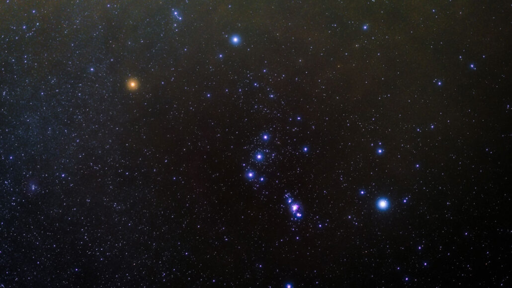 Бетельгейзе, яркая красная звезда (слева) в созвездии Ориона