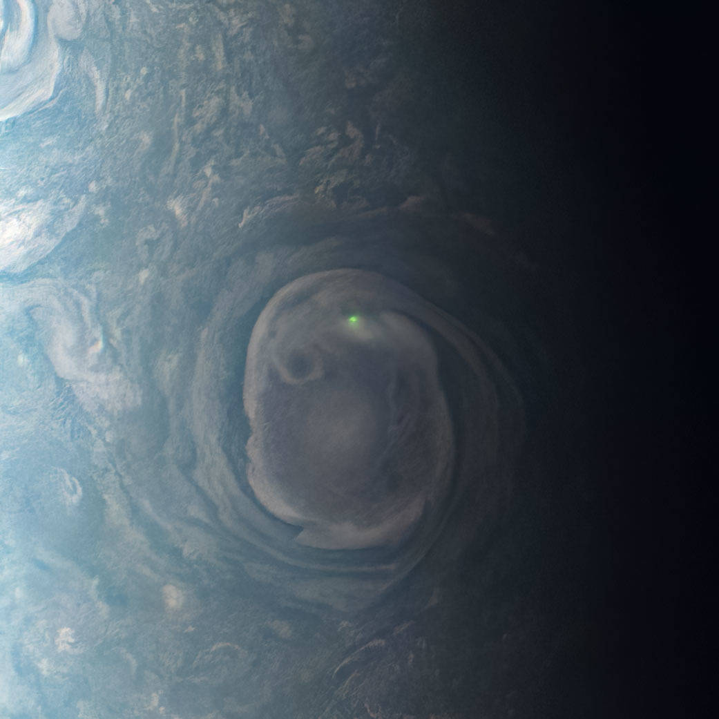 Удар молнии сквозь клубящиеся облака Юпитера.