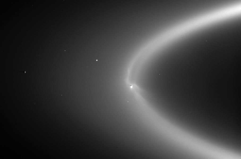 Энцелад, встроенный в кольцо E Сатурна