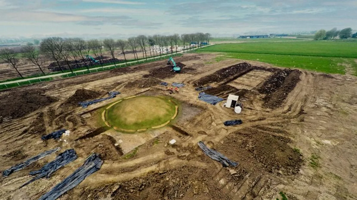 Снимок с дрона места раскопок, на котором видны курганы.