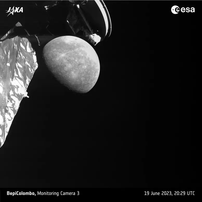 Снимок был сделан в 20:29 по Гринвичу, когда космический аппарат находился на расстоянии 11 780 км от поверхности планет