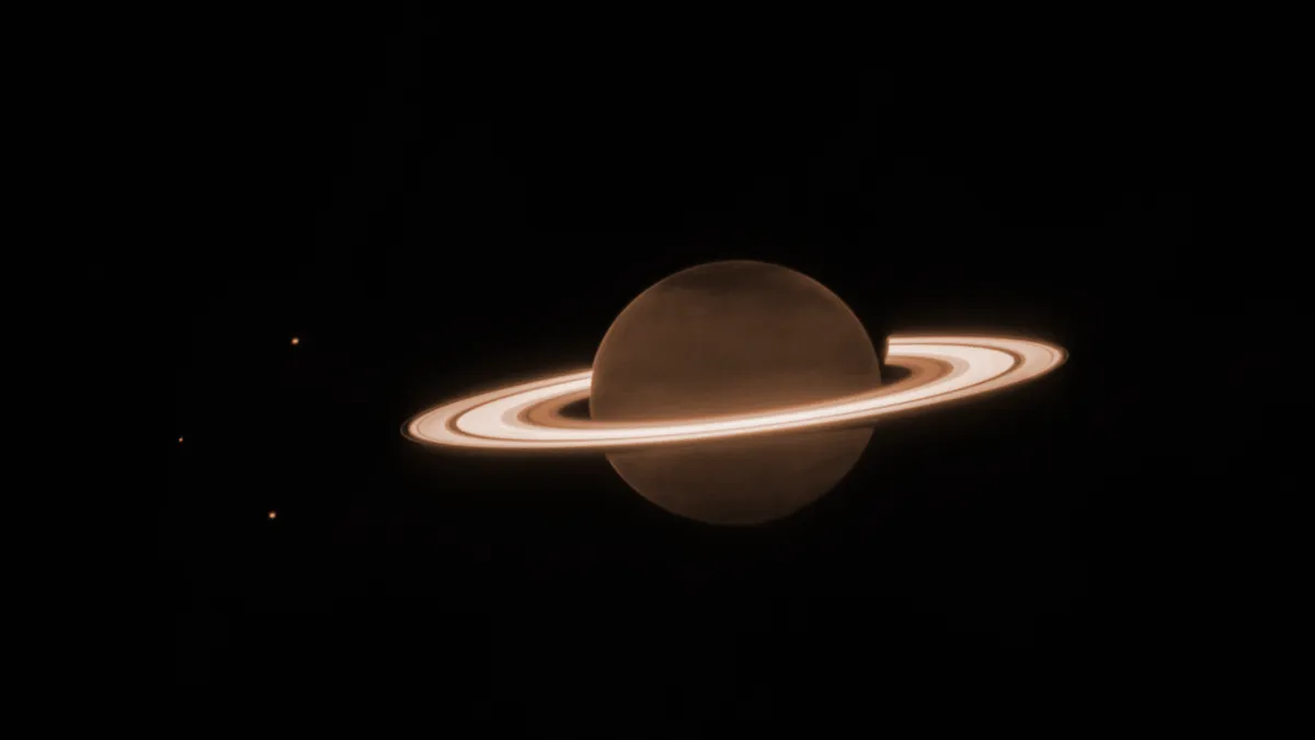 Сатурн, его кольца и три спутника в инфракрасном диапазоне.