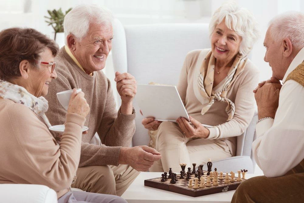 пожилой человек шахматы