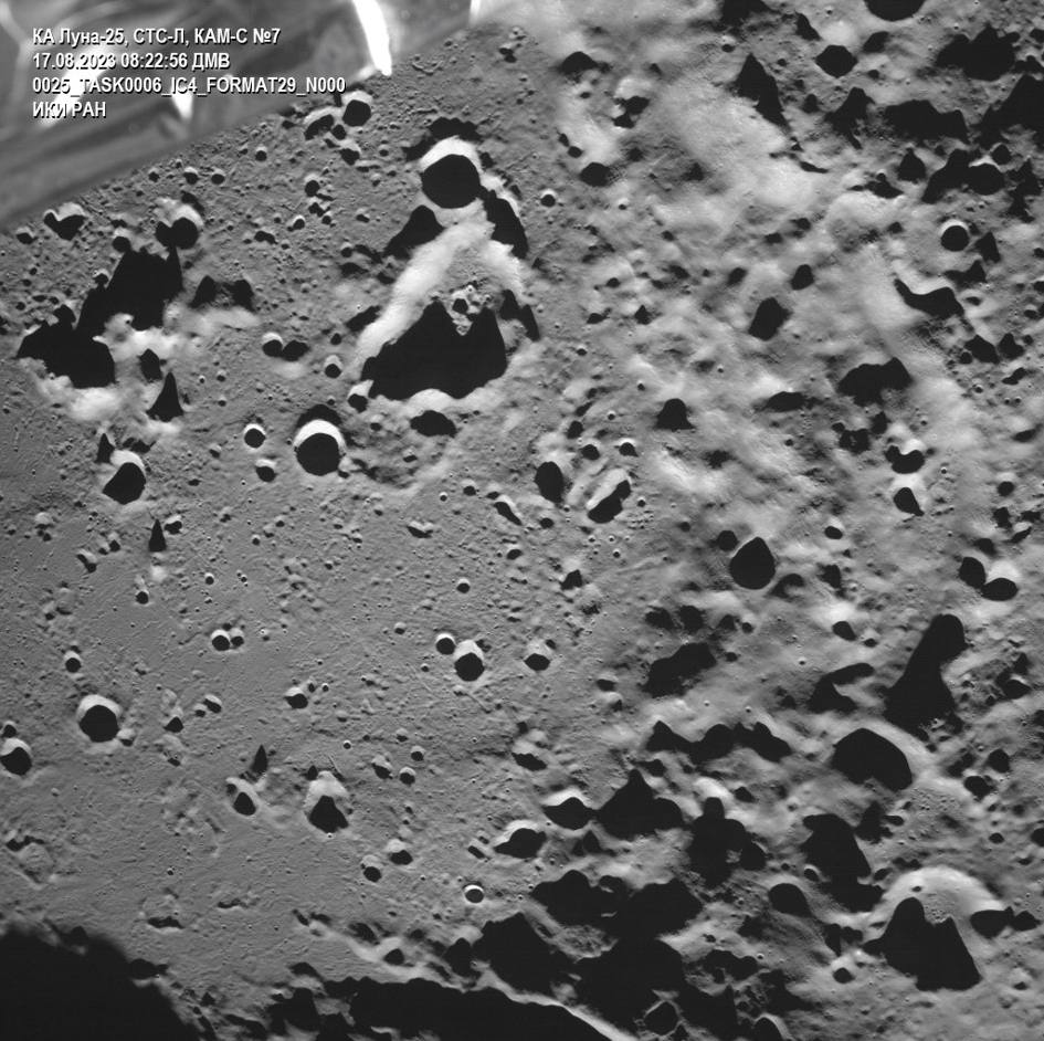 На снимке — южный полярный кратер Зееман на обратной стороне Луны. 