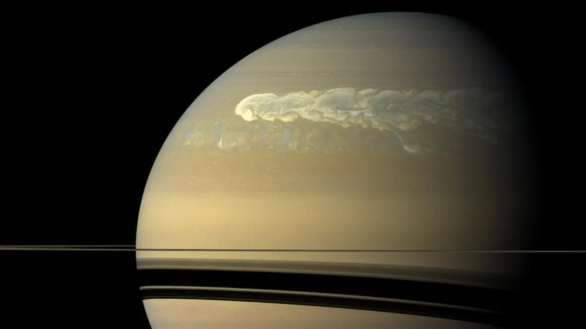 Астрономы заметили на Сатурне 100-летние штормы