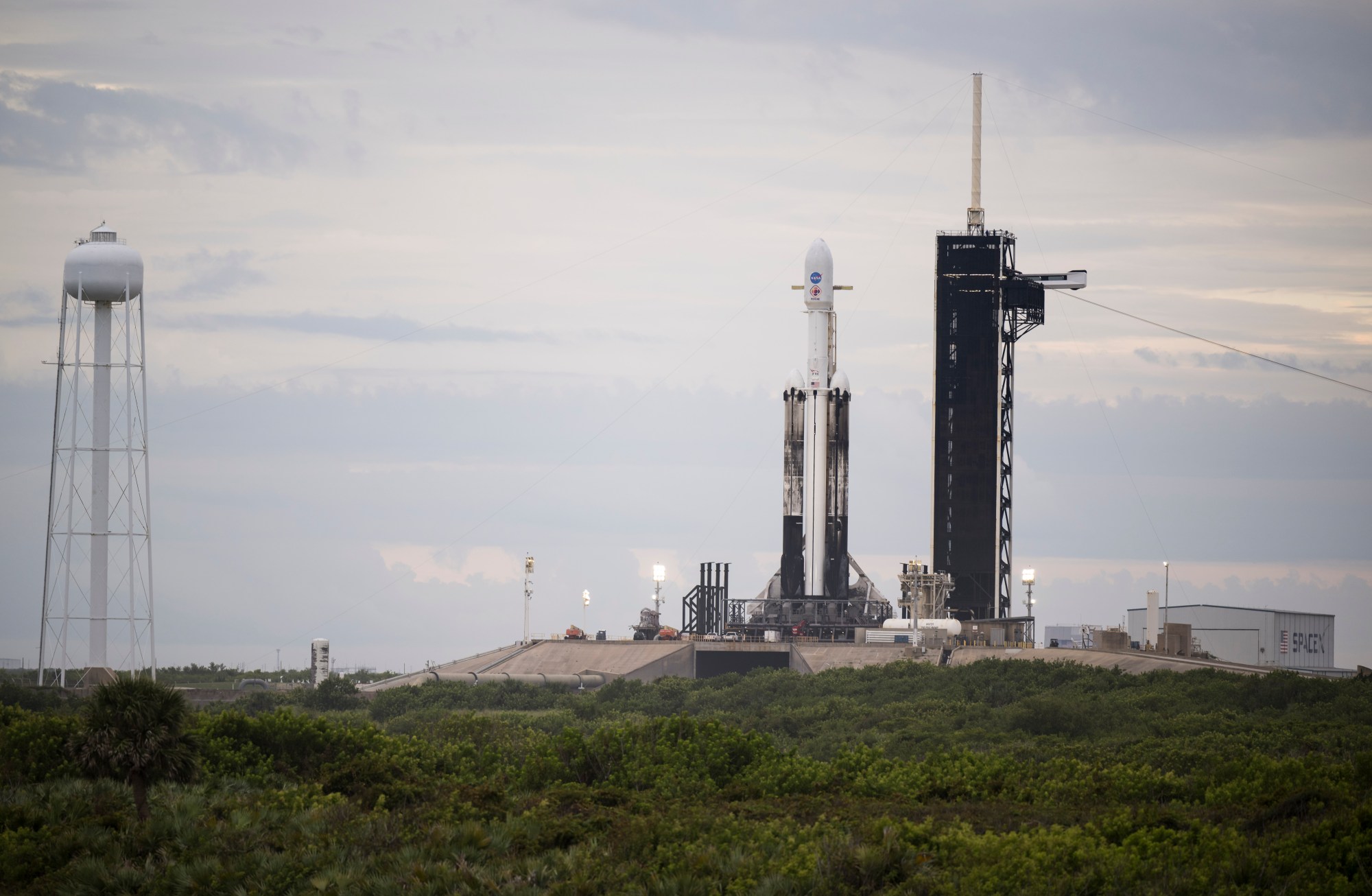 Ракета SpaceX Falcon Heavy с космическим аппаратом Psyche