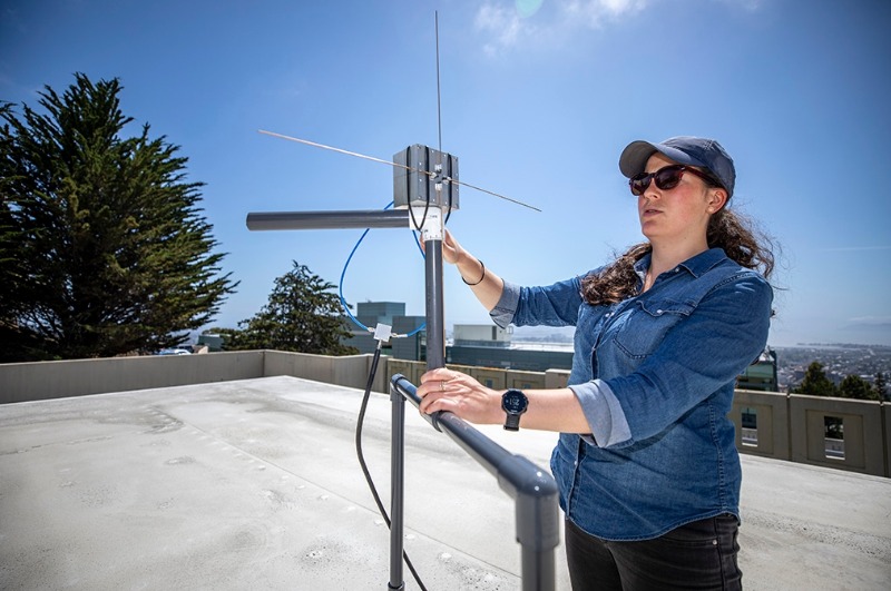 Исследователь Кайя Ротермунд вносит коррективы в тестовую антенну LuSEE-Night в лаборатории Беркли.