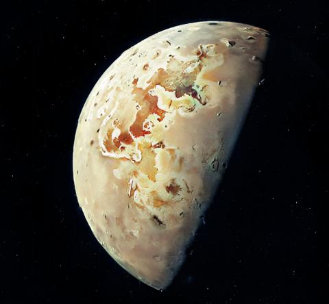 Вулканический спутник Юпитера Ио на новых фотографиях зонда «Юнона»