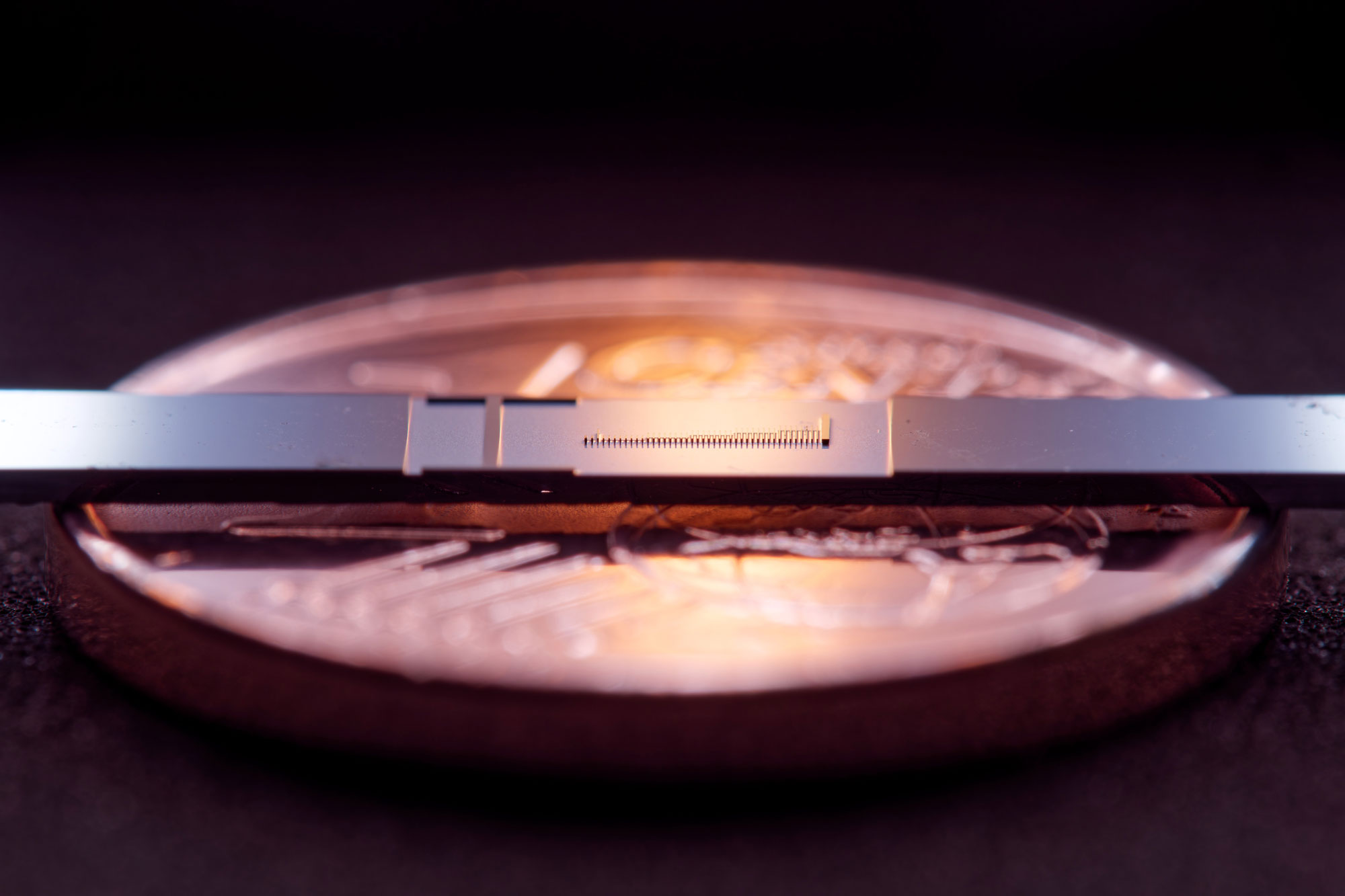Ученые построили работающий ускоритель частиц размером с монету