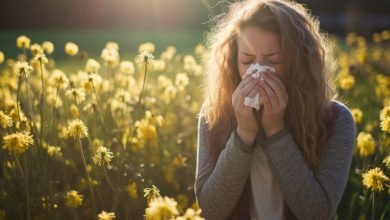 Женщина страдает от аллергии от воздействия цветочной пыльцы на улице
