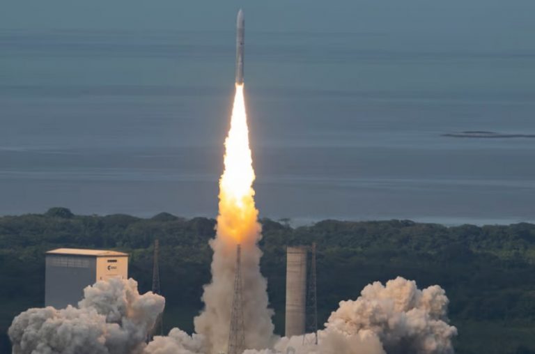 Новая тяжелая ракета Ariane-6 успешно выполнила первый полет