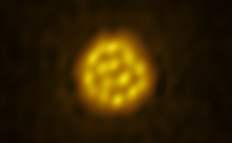 Изображение поверхности звезды R Золотой Рыбы.