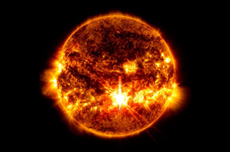 Обсерватория солнечной динамики НАСА сделала это изображение солнечной вспышки X9.0, как видно по яркой зоне в центре, 3 октября 2024 года.