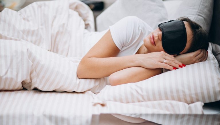 женщина спит